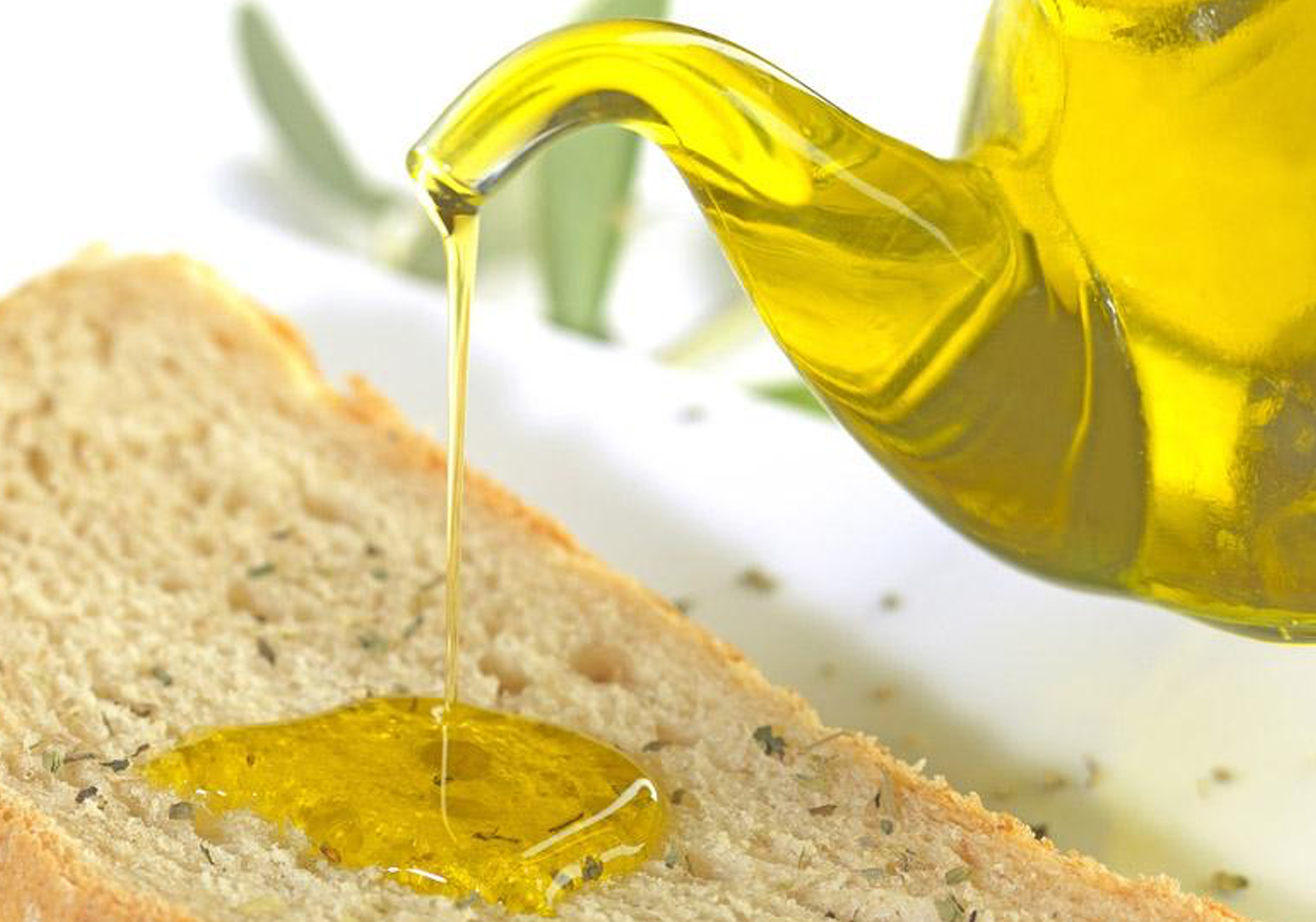 Un cucchiaio di olio di oliva la mattina: i benefici
